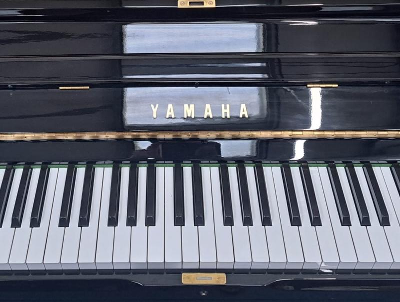 Yamaha U3H upright Piano in black polyester – Gallery image – Roberts Pianos Oxford