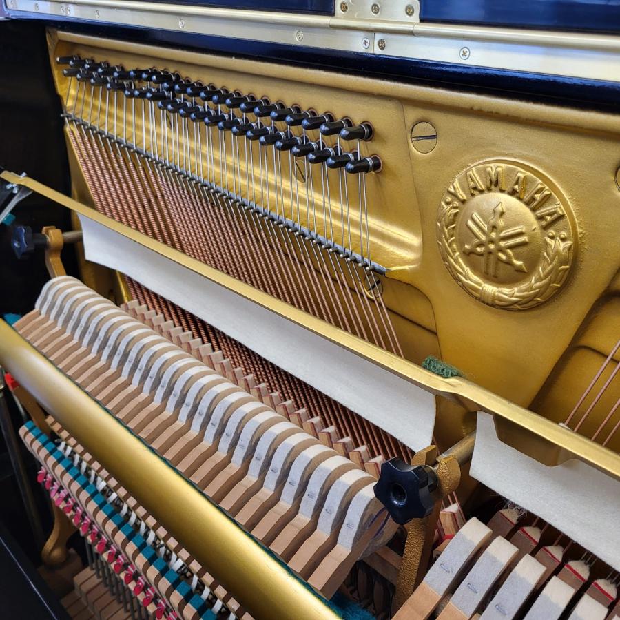 Yamaha U3H upright Piano in black polyester – Gallery image – Roberts Pianos Oxford