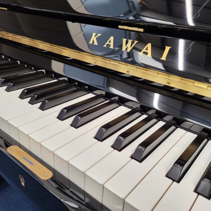 Kawai K-500 upright Piano in black – Gallery image – Roberts Pianos Oxford