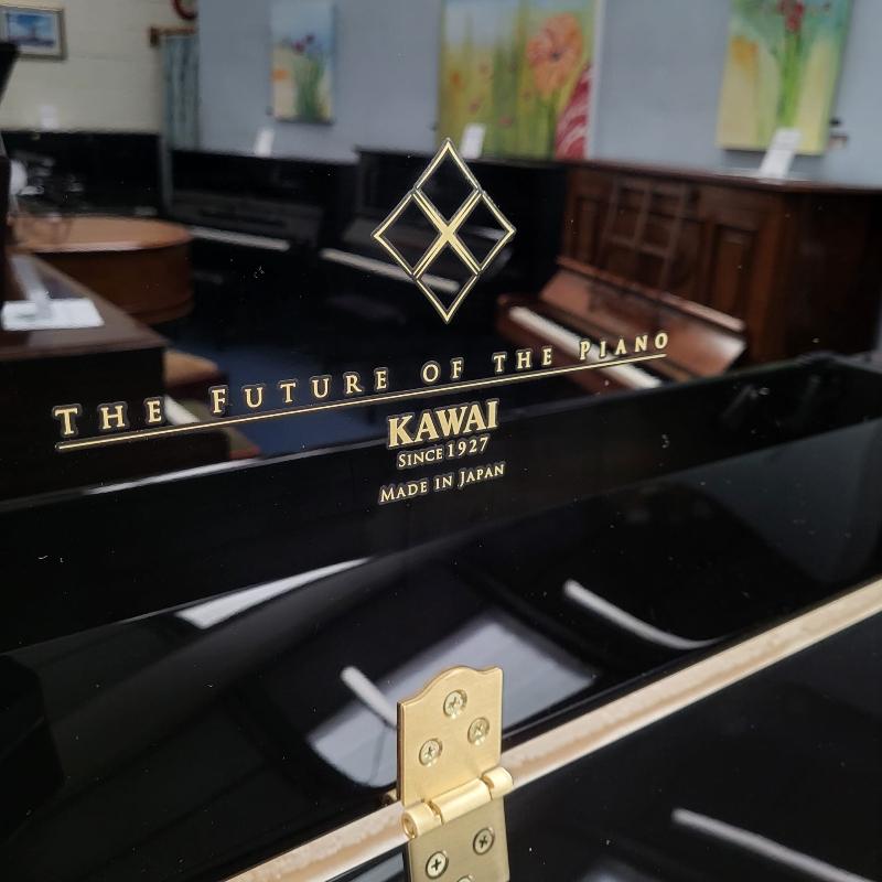 Kawai K-500 upright Piano in black – Gallery image – Roberts Pianos Oxford