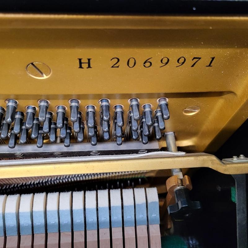 Yamaha U1H upright Piano in Bright black – Gallery image – Roberts Pianos Oxford