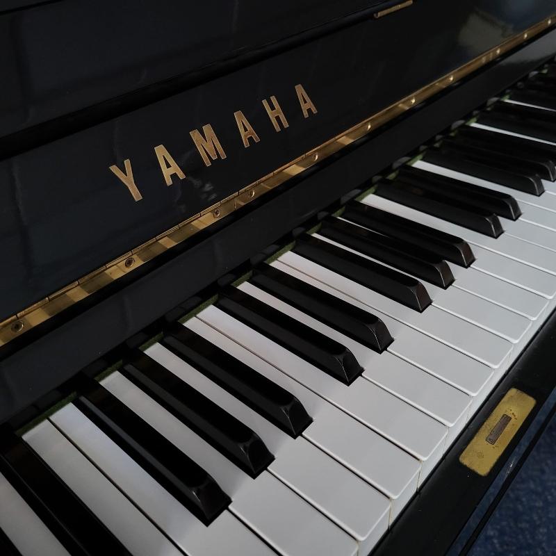 Yamaha U3 upright Piano in black polyester – Gallery image – Roberts Pianos Oxford
