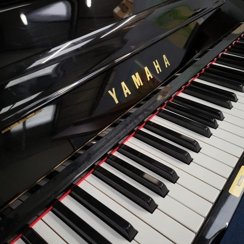 Yamaha U1H upright Piano in Bright black – Gallery image – Roberts Pianos Oxford