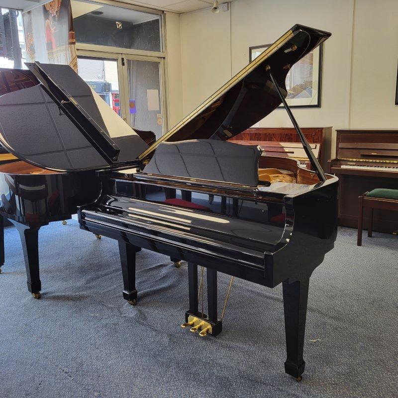 Samick SG140 grand Piano in black polyester – Gallery image – Roberts Pianos Oxford