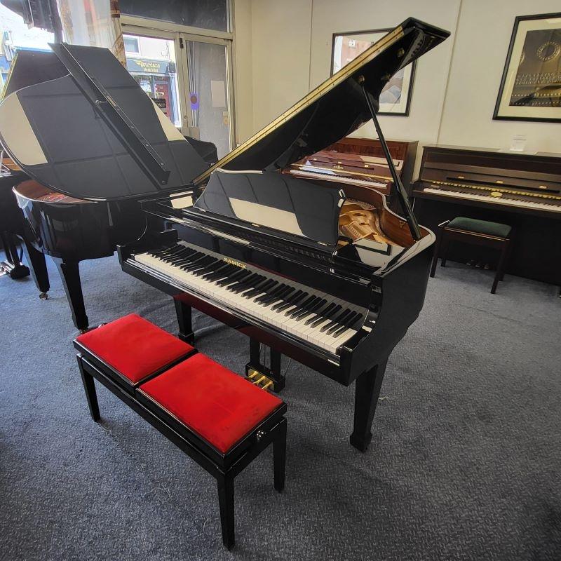 Samick SG140 grand Piano in black polyester – Gallery image – Roberts Pianos Oxford
