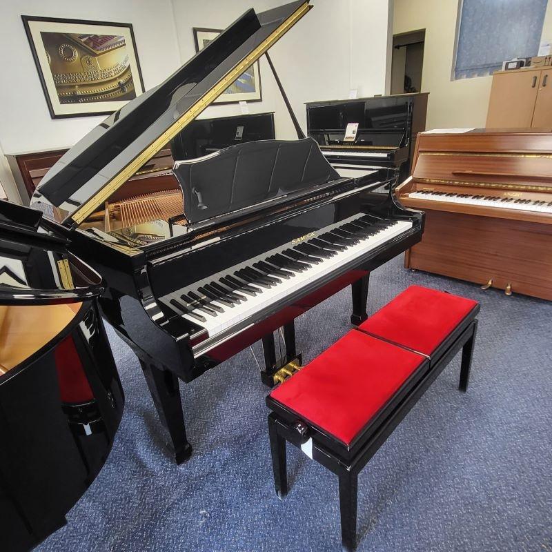 Samick SG140 grand Piano in black polyester – Gallery image – Roberts Pianos Oxford
