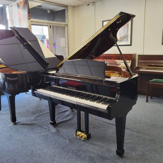 Samick SG140 grand Piano in black polyester – Inventory thumbnail – Roberts Pianos Oxford