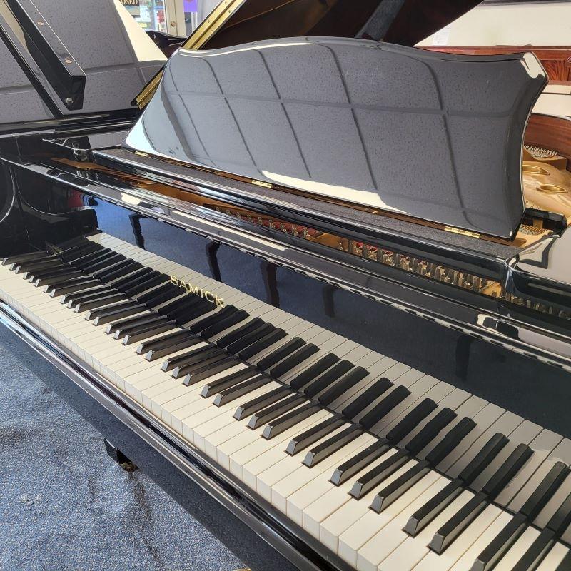 Samick SG140 grand Piano in black polyester – Gallery image – Roberts Pianos Oxford