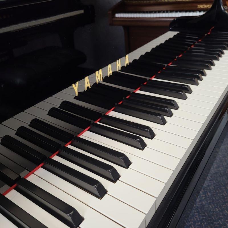 Yamaha C1 grand Piano in bright black – Gallery image – Roberts Pianos Oxford