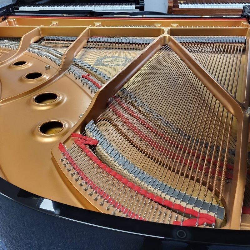 Yamaha C1 grand Piano in bright black – Gallery image – Roberts Pianos Oxford