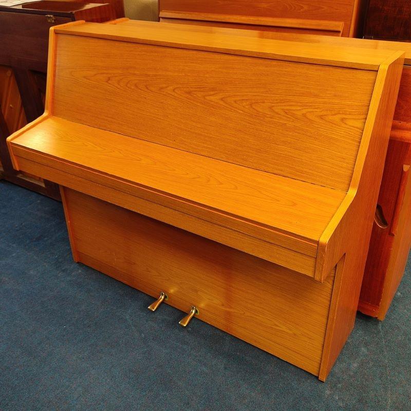 Kemble Compact upright Piano in medium mahogany – Gallery image – Roberts Pianos Oxford