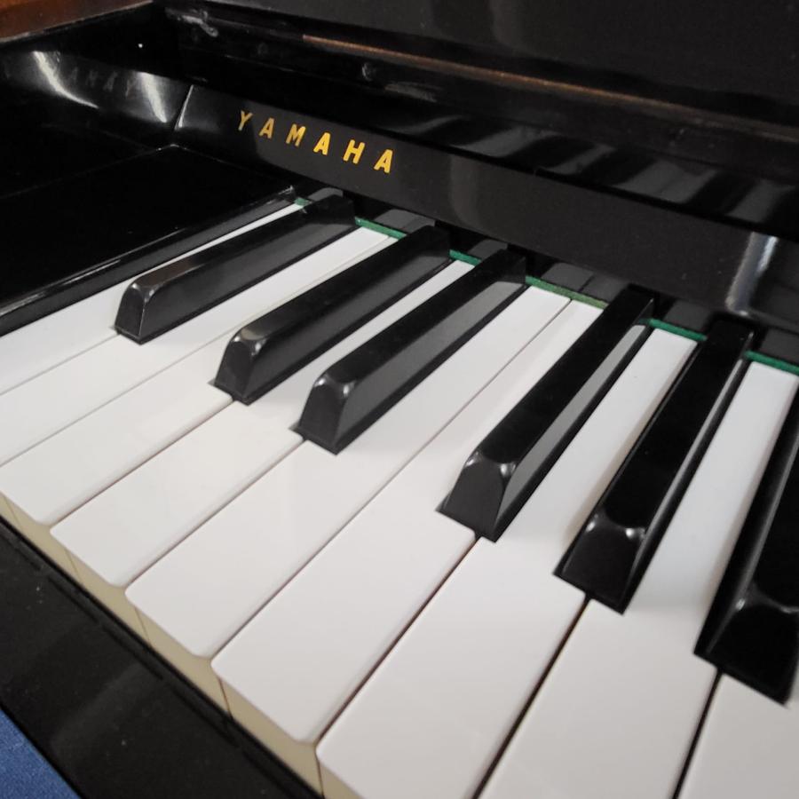Yamaha U1D upright Piano in black polyester – Gallery image – Roberts Pianos Oxford