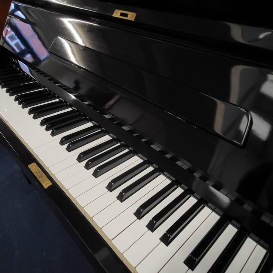 Yamaha U1D upright Piano in black polyester – Gallery image – Roberts Pianos Oxford