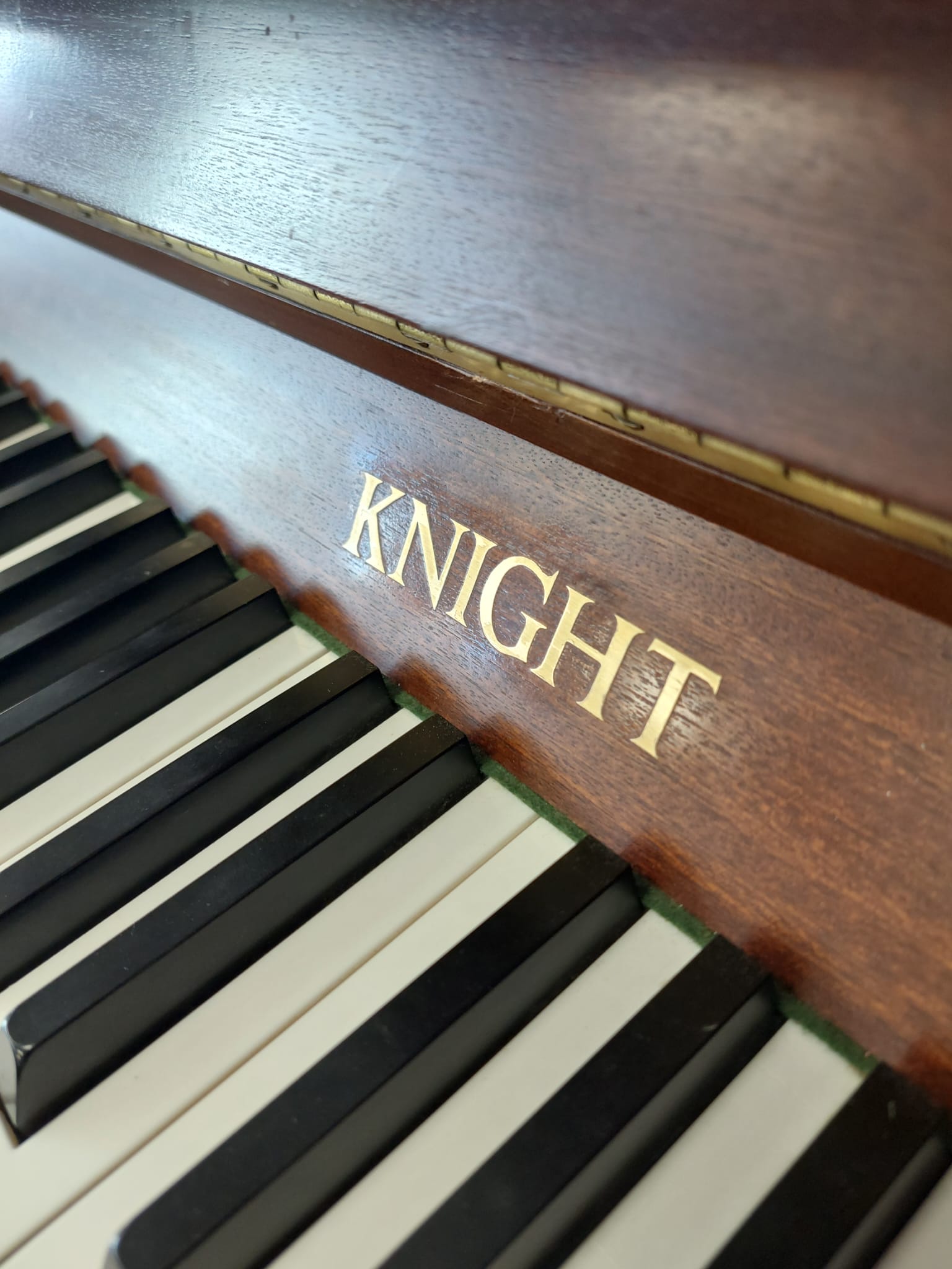Knight K10 in Mahogany – Gallery image – Roberts Pianos Oxford