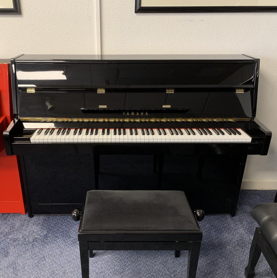 Yamaha C110A upright Piano in bright black – Gallery image – Roberts Pianos Oxford