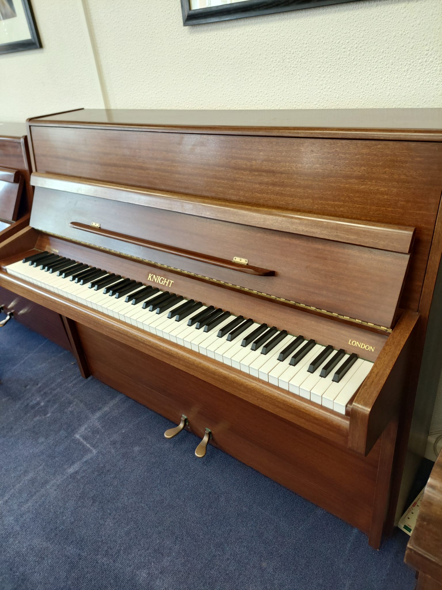 Knight K10 in Mahogany – Gallery image – Roberts Pianos Oxford