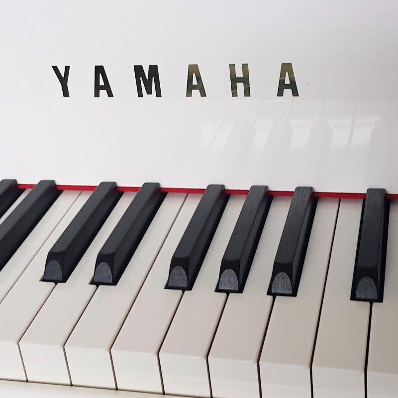 Yamaha C3 grand Piano in white polyester – Gallery image – Roberts Pianos Oxford