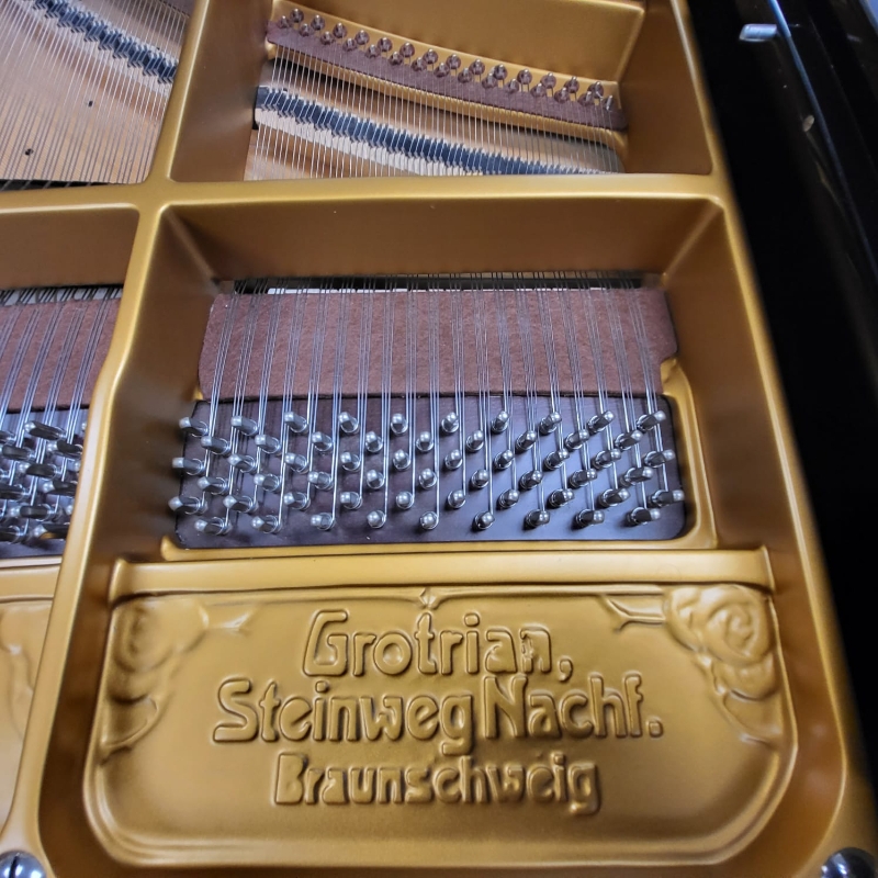 Grotrian Steinweg model 220