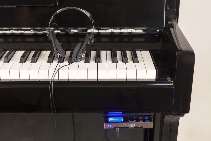 Feurich 122 Silent System upright Piano in bright black – Gallery image – Roberts Pianos Oxford
