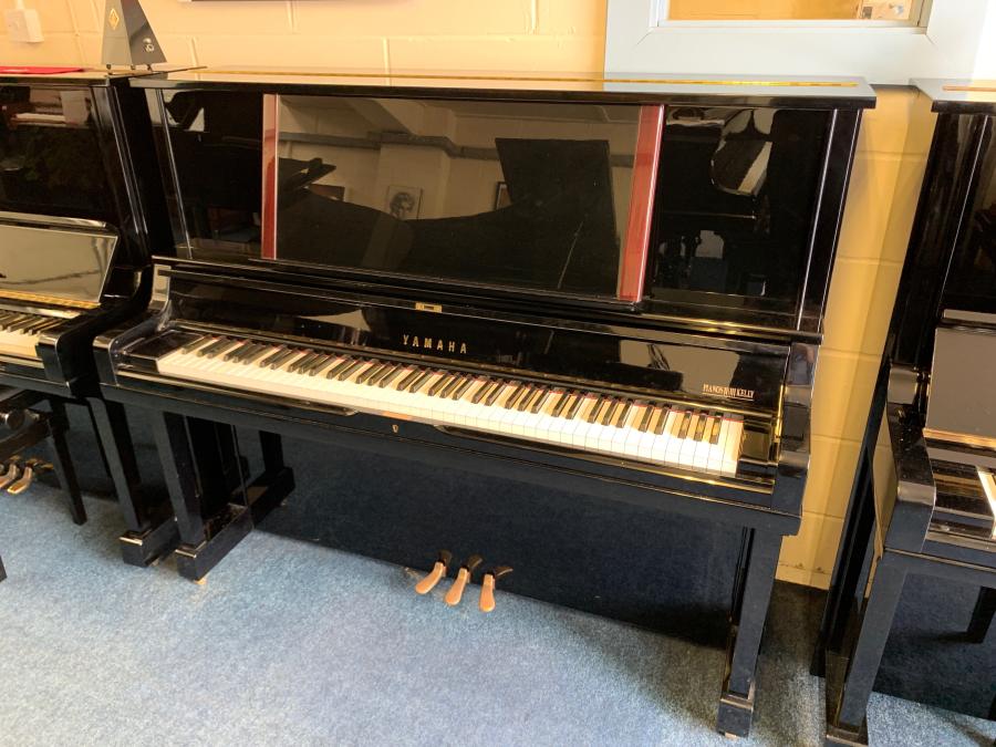 Yamaha U5 upright Piano in bright black – Gallery image – Roberts Pianos Oxford