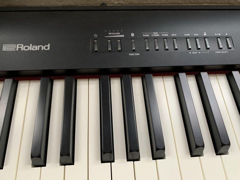 Roland FP 30 digital Piano in satin black – Gallery image – Roberts Pianos Oxford