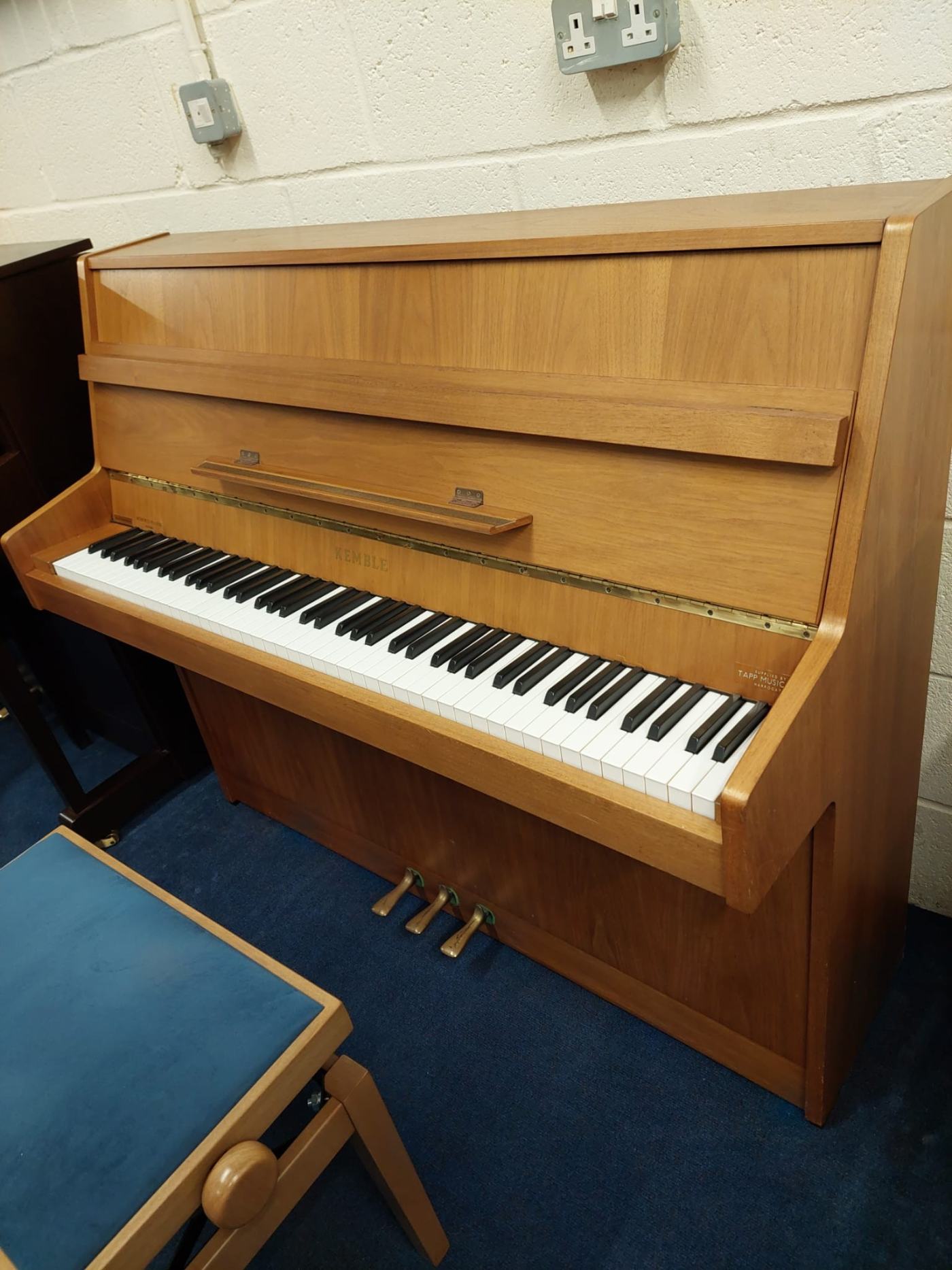 Kemble Oxford upright Piano in mahogany – Featured image – Roberts Pianos Oxford