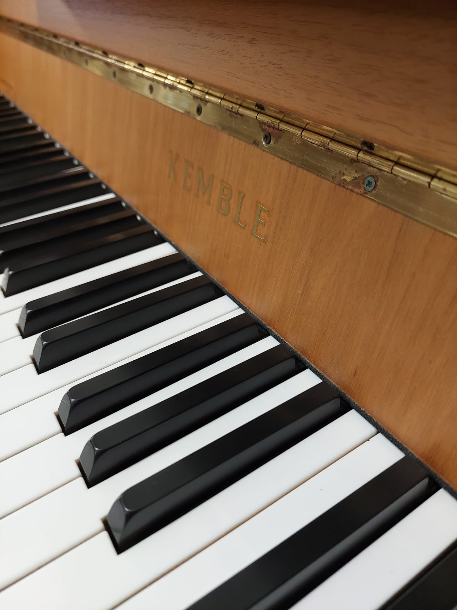Kemble Oxford upright Piano in mahogany – Gallery image – Roberts Pianos Oxford