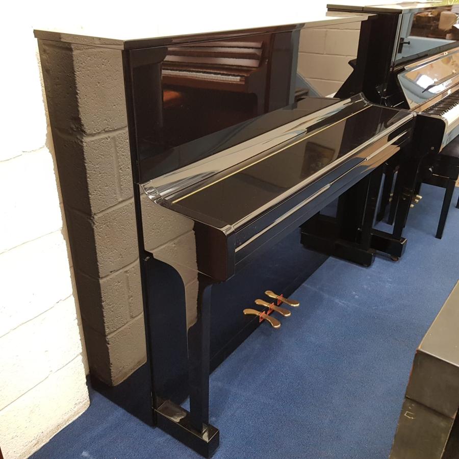 Klug & Sperl 118 upright Piano in bright black – Gallery image – Roberts Pianos Oxford