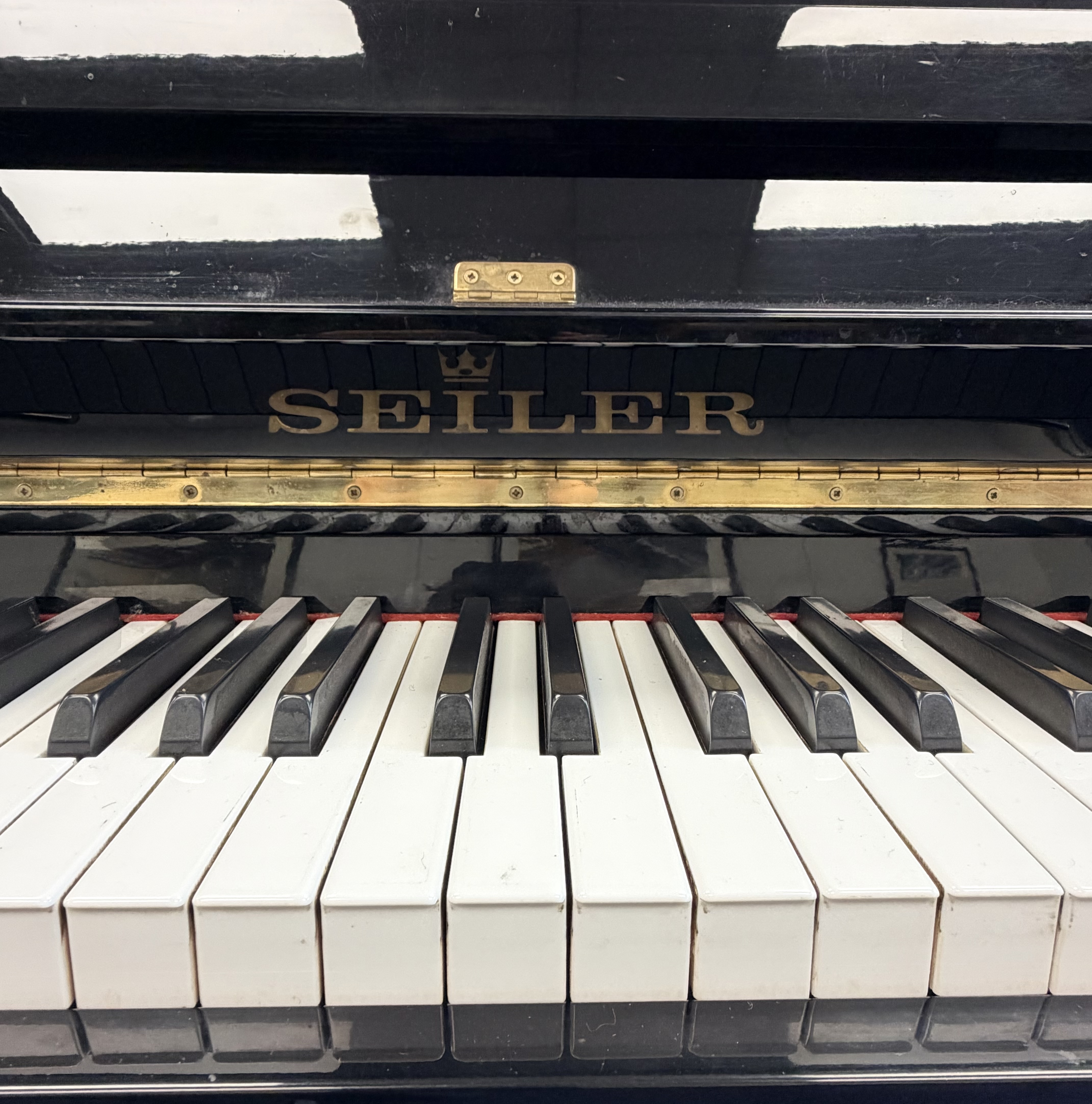 Seiler 116 Upright Piano in Black Polyester – Gallery image – Roberts Pianos Oxford