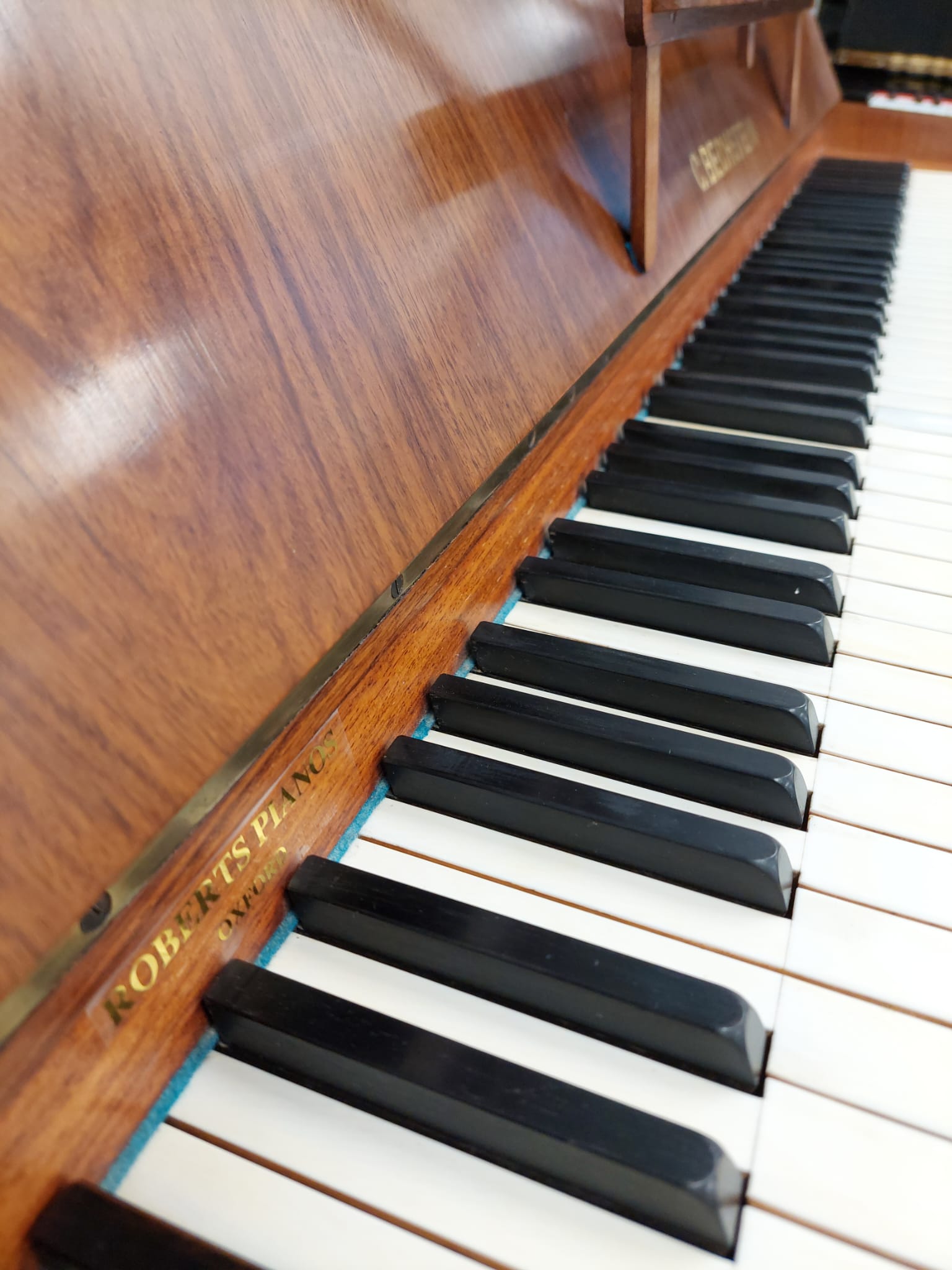 Beschtein 10 Upright Piano in Rosewood – Gallery image – Roberts Pianos Oxford