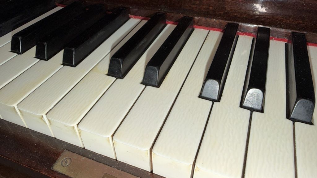 Steinway Vertegrand in Mahogany – Gallery image – Roberts Pianos Oxford