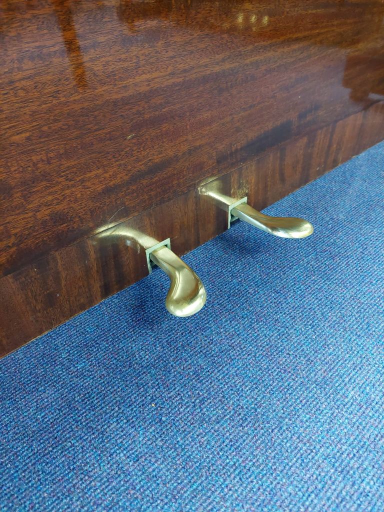 Steinway Vertegrand in Mahogany – Gallery image – Roberts Pianos Oxford
