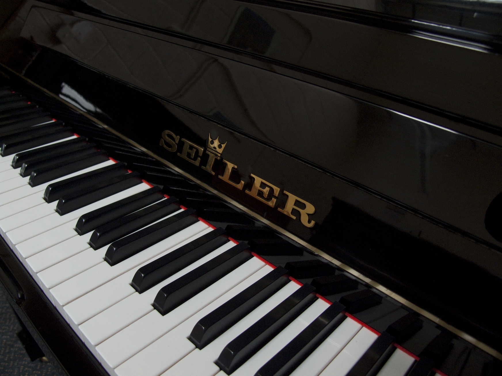 Seiler upright Piano in Black Polyester – Gallery image – Roberts Pianos Oxford