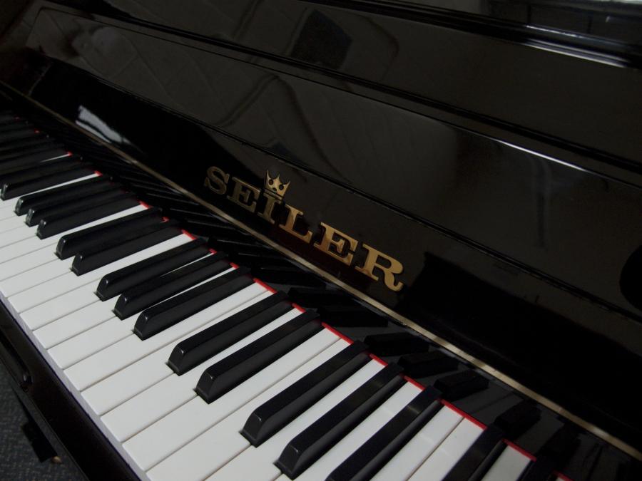 Seiler upright Piano in Black Polyester – Gallery image – Roberts Pianos Oxford