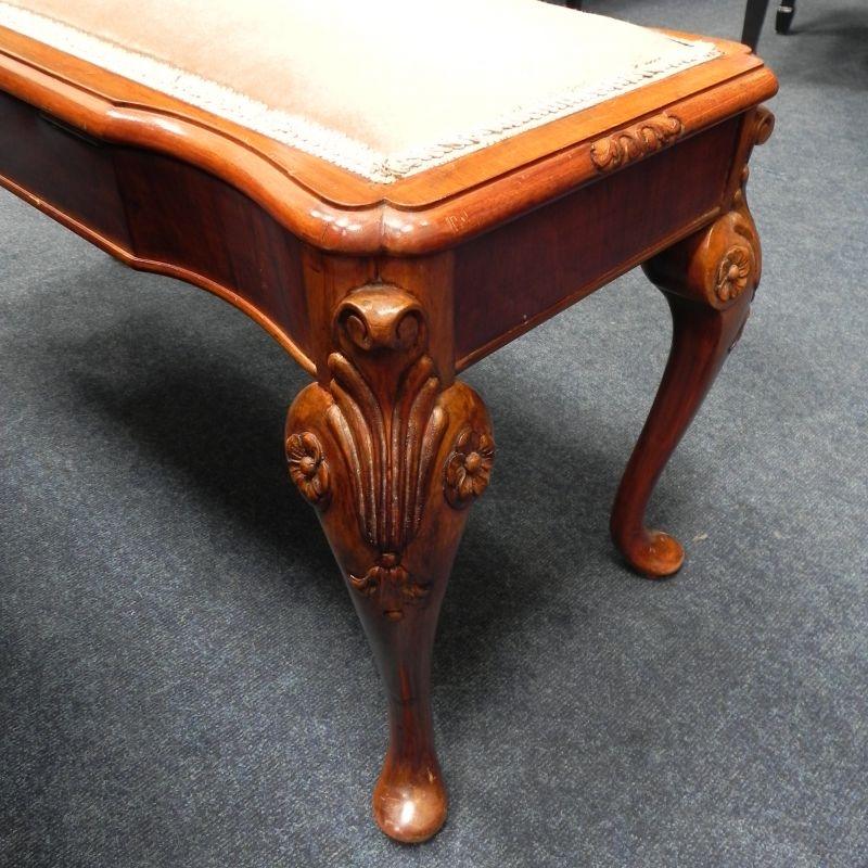 Non-adjustable duet stool stool Piano in Walnut with beige velvet top – Gallery image – Roberts Pianos Oxford