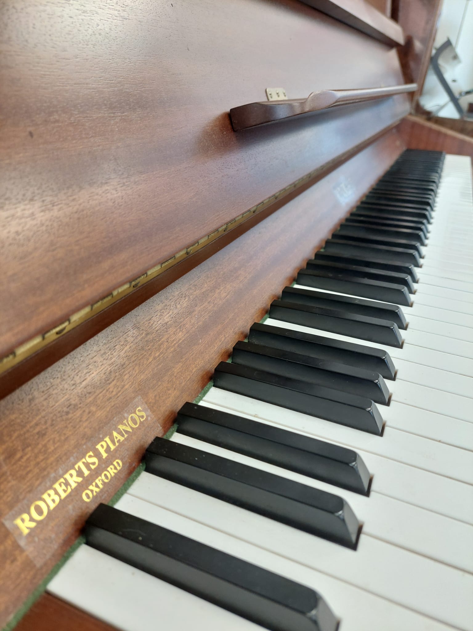 Knight K10 in Mahogany – Gallery image – Roberts Pianos Oxford