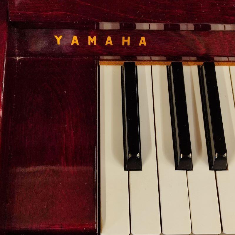 Yamaha U1 upright Piano in Gloss Mahogany – Gallery image – Roberts Pianos Oxford