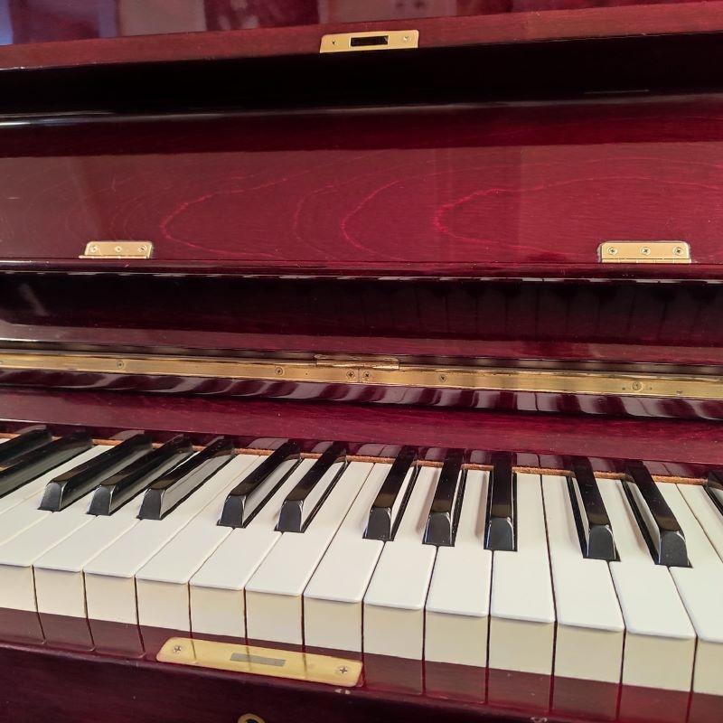 Yamaha U1 upright Piano in Gloss Mahogany – Gallery image – Roberts Pianos Oxford