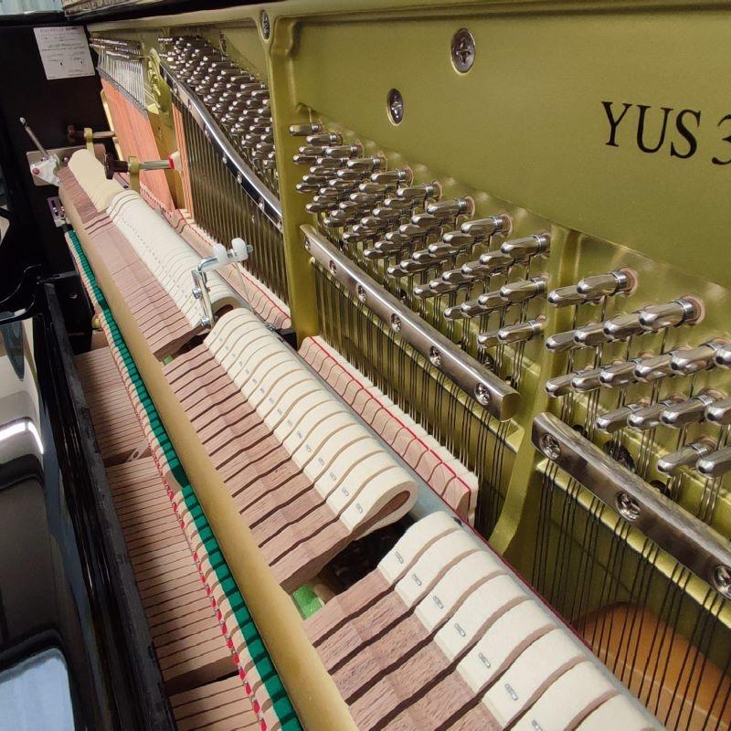 Yamaha YUS3 silent upright Piano in black polyester – Gallery image – Roberts Pianos Oxford