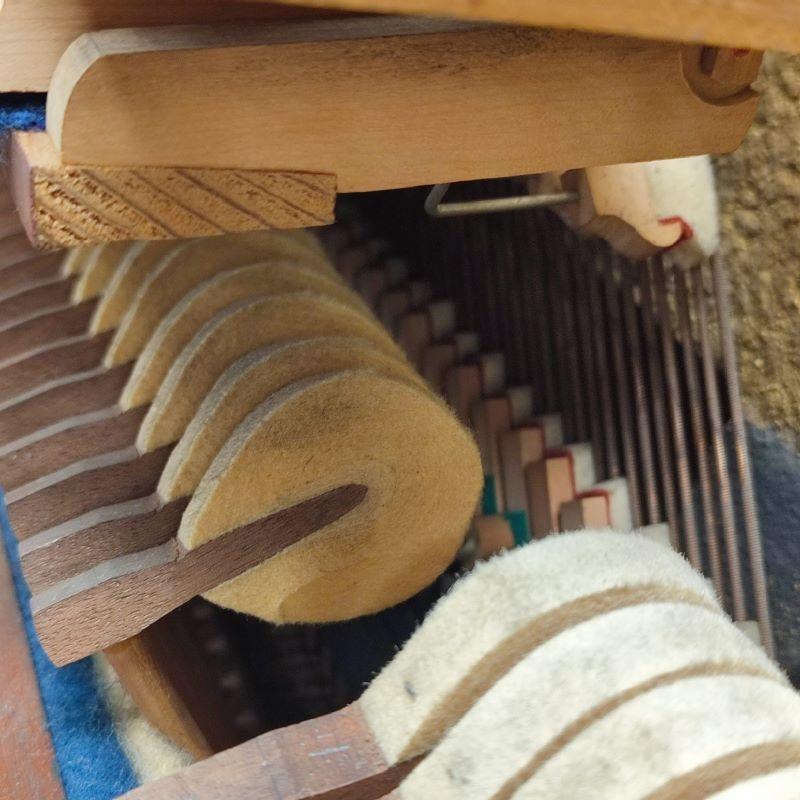 Steingraeber & Sohne upright Piano in walnut – Gallery image – Roberts Pianos Oxford