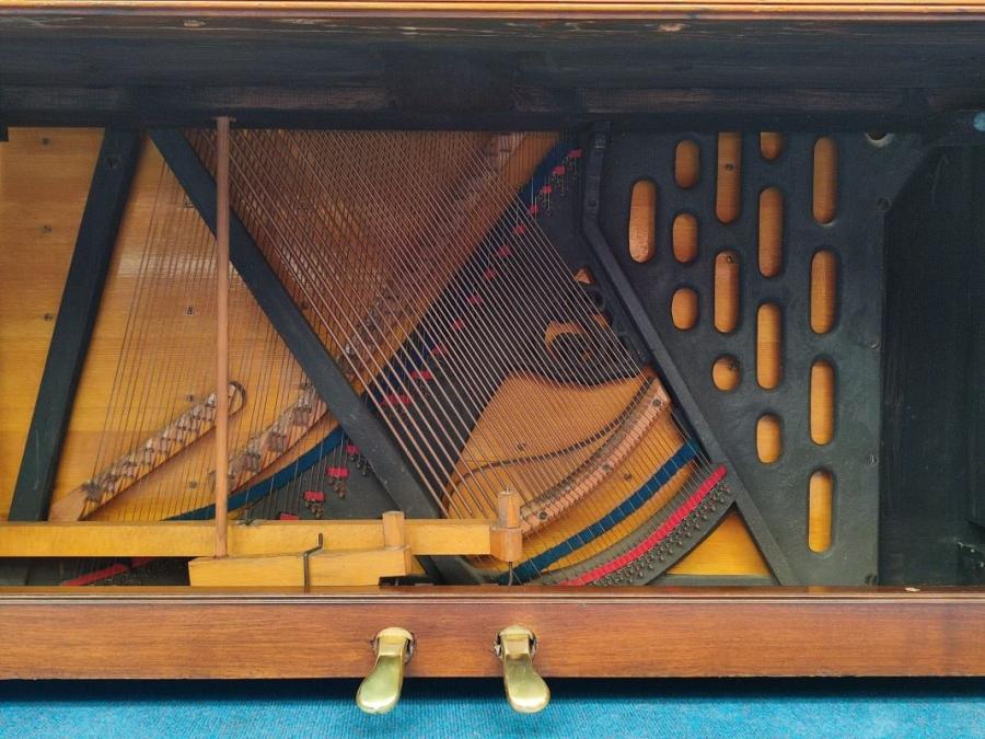 Steingraeber & Sohne upright Piano in walnut – Gallery image – Roberts Pianos Oxford