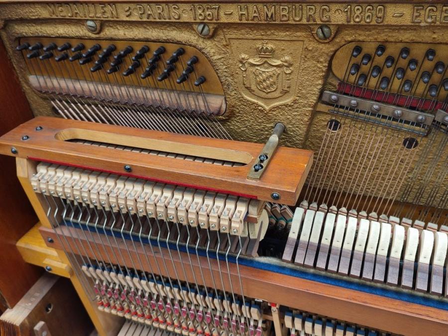 Steingraeber & Sohne upright Piano in walnut – Gallery image – Roberts Pianos Oxford