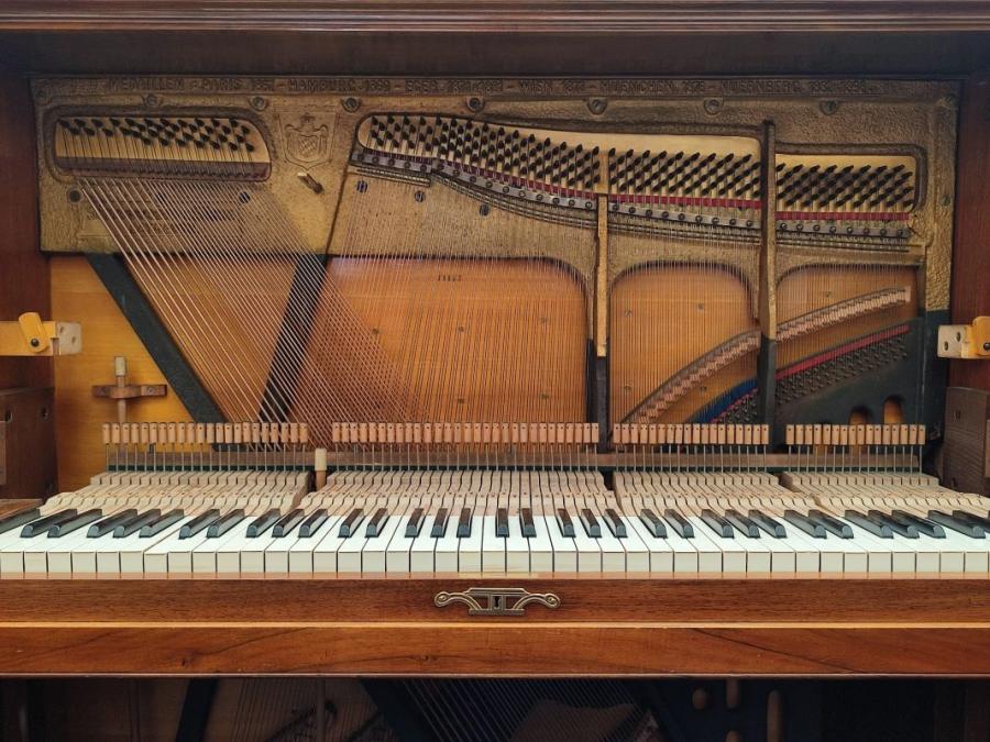 Steingraeber & Sohne upright Piano in walnut – Gallery image – Roberts Pianos Oxford