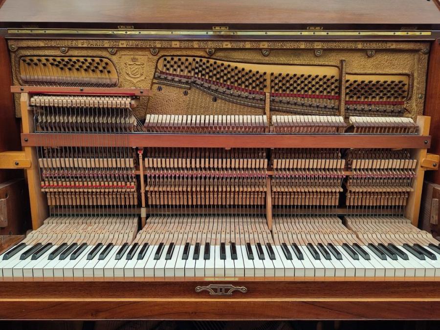 Steingraeber & Sohne upright Piano in walnut – Gallery image – Roberts Pianos Oxford