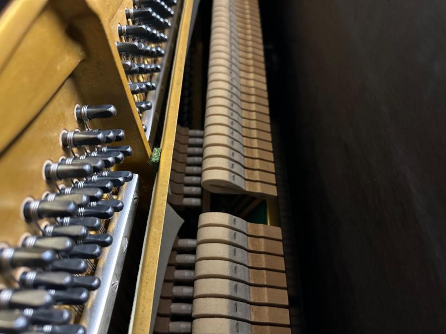 Yamaha U1H upright Piano in black polyester – Gallery image – Roberts Pianos Oxford