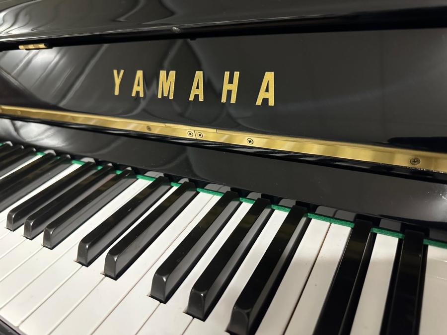 Yamaha U1H upright Piano in black polyester – Gallery image – Roberts Pianos Oxford