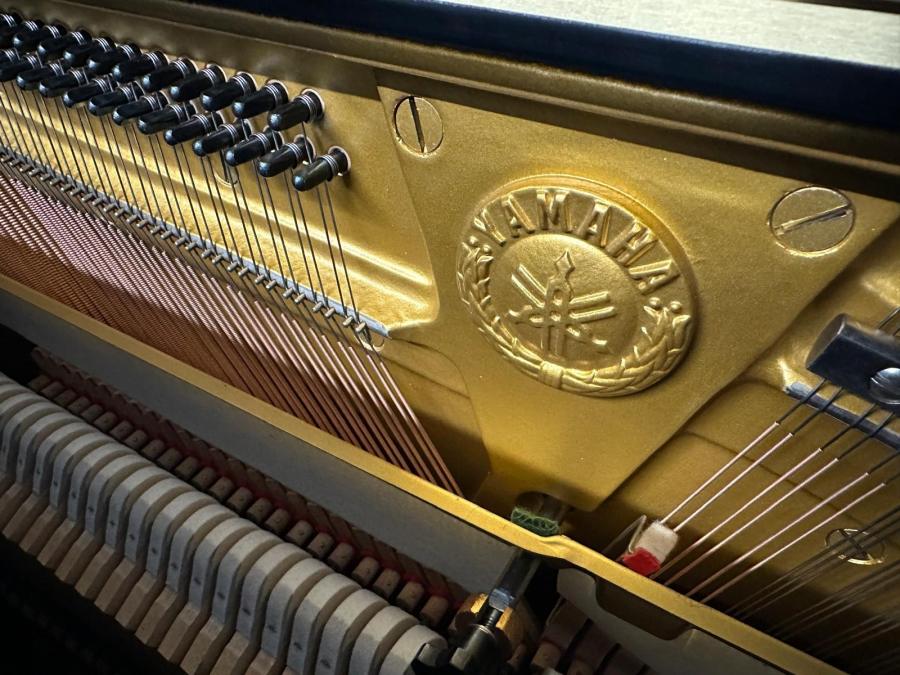 Yamaha U3H upright Piano in Black polyester – Gallery image – Roberts Pianos Oxford
