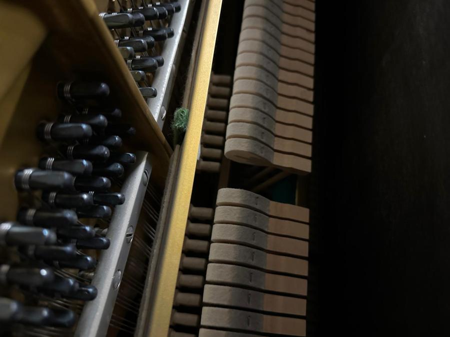 Yamaha U1H upright Piano in bright black – Gallery image – Roberts Pianos Oxford