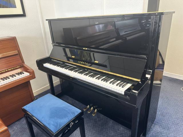 Yamaha U3G upright Piano in BLACK – Inventory thumbnail – Roberts Pianos Oxford
