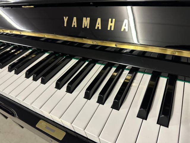 Yamaha U1G upright Piano in Black polyester – Inventory thumbnail – Roberts Pianos Oxford